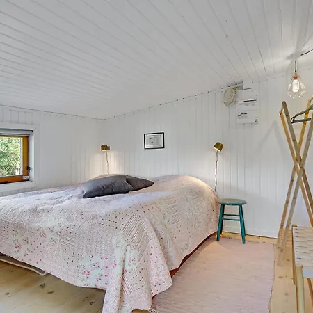 Pet Friendly In With Kitchen *